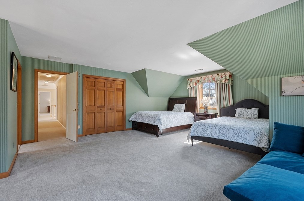 18 Camelot Dr, Shrewsbury MA  01545-7704 exterior