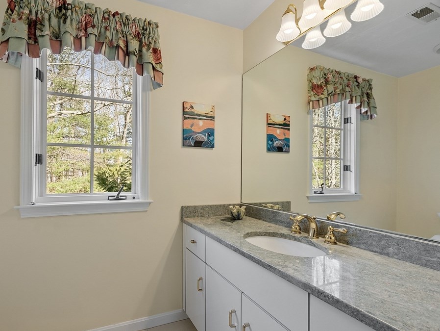 18 Camelot Dr, Shrewsbury MA  01545-7704 exterior