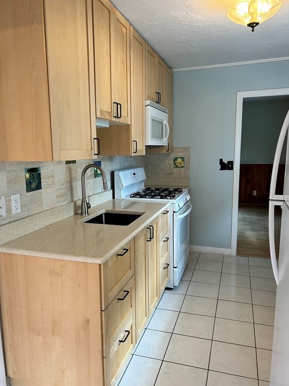 34 Crescent Ln, Malden MA  02148-1858 exterior