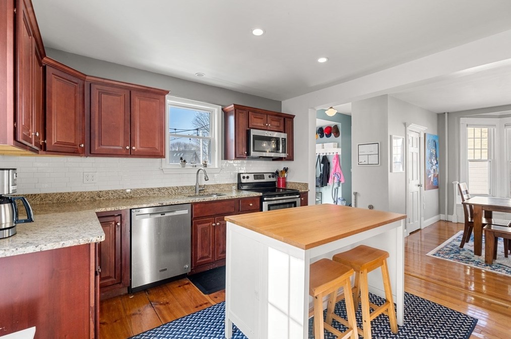 17 Whitney Ave, Beverly MA  01915-3435 exterior