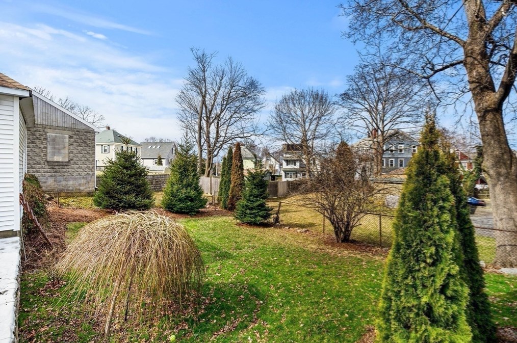 17 Whitney Ave, Beverly MA  01915-3435 exterior