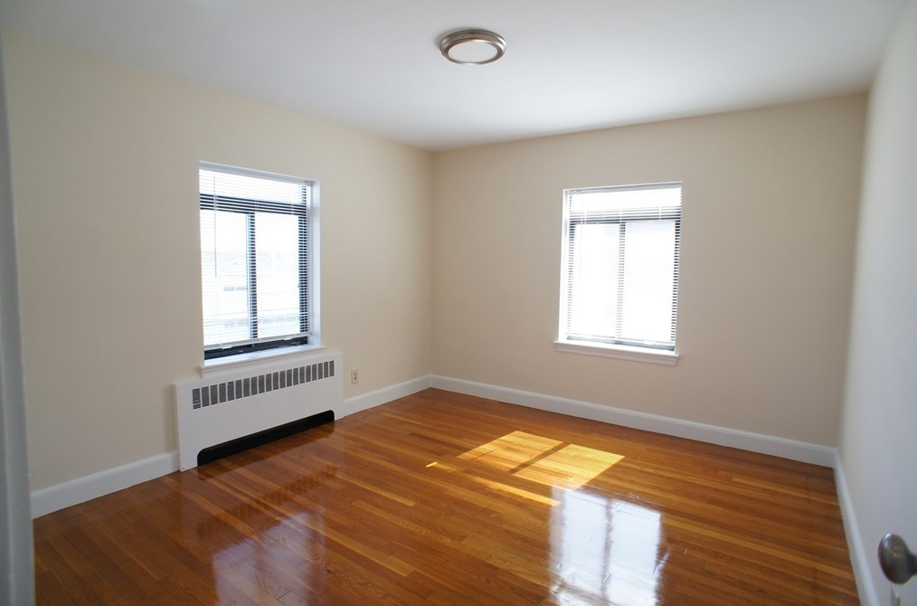 425 Newport Ave, Quincy MA 02170-4062 exterior