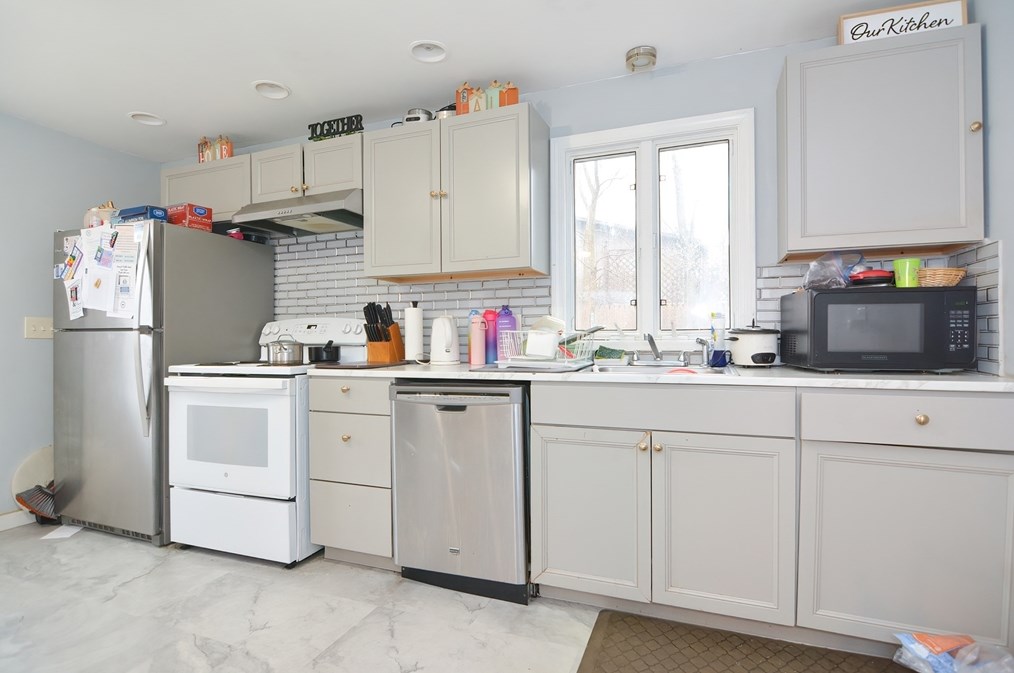 90 Christine St, Worcester MA  01606-2368 exterior