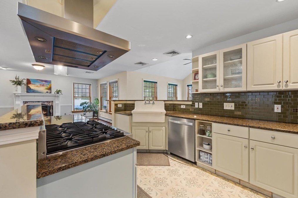 730 Dickinson St, Fall River MA  02721-4535 exterior