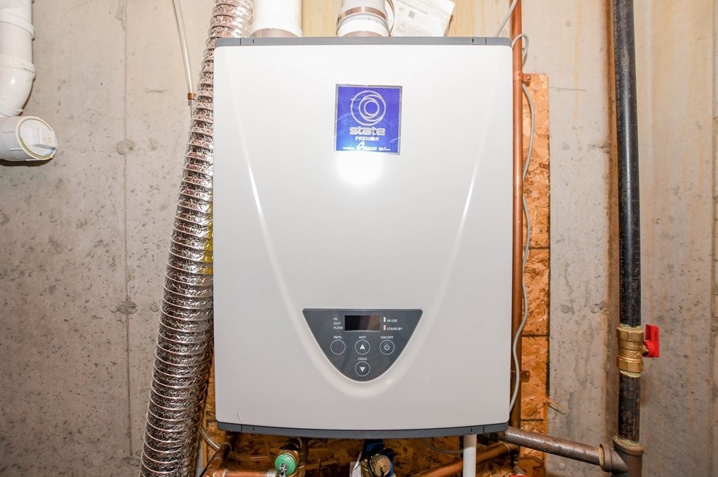 307 Charge Pond Rd, Wareham MA  02571-1108 exterior