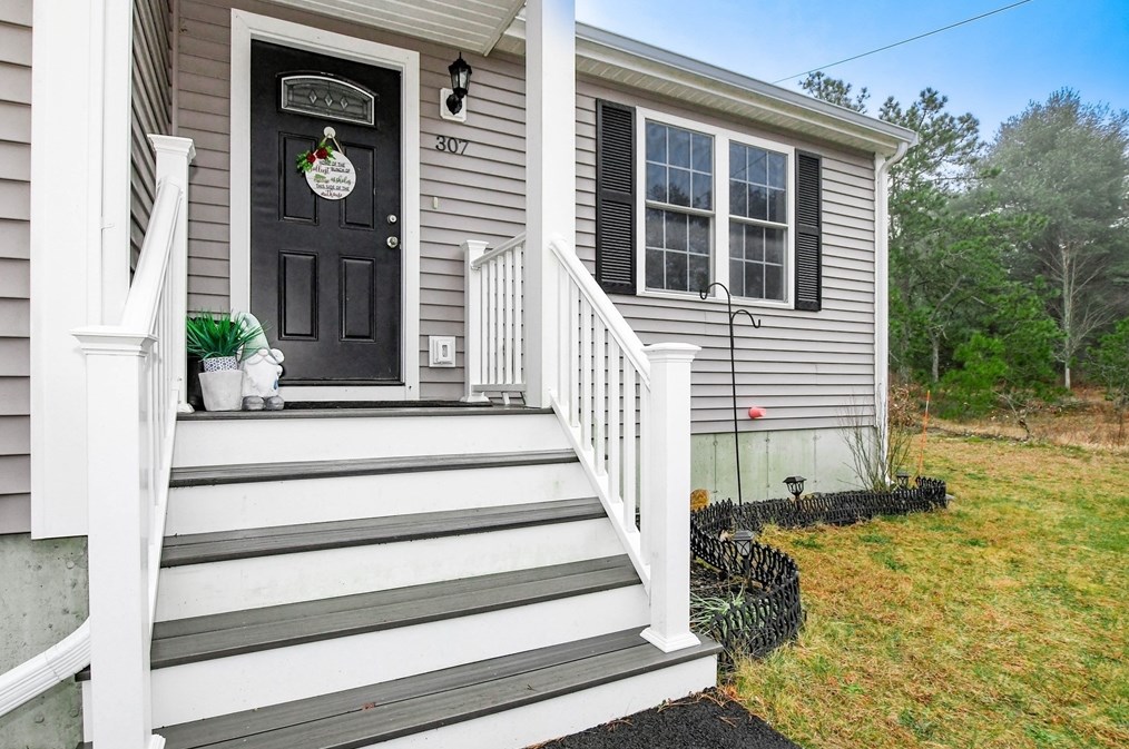 307 Charge Pond Rd, Wareham MA  02571-1108 exterior
