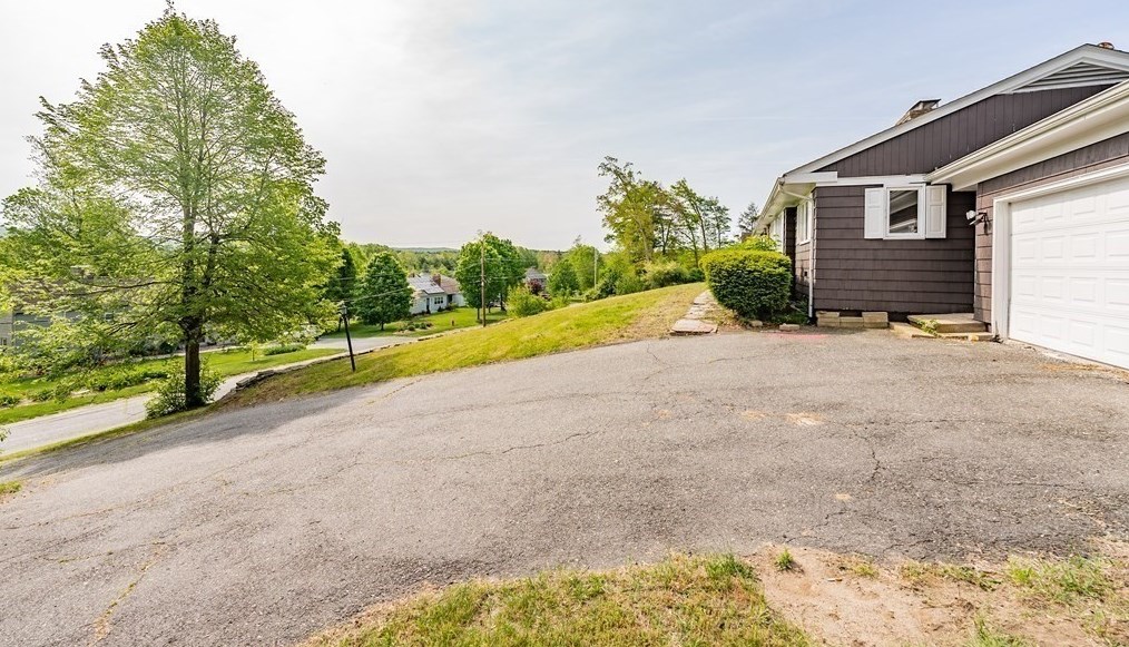 5 Brookside Cir, Wilbraham MA 01095-2102 exterior