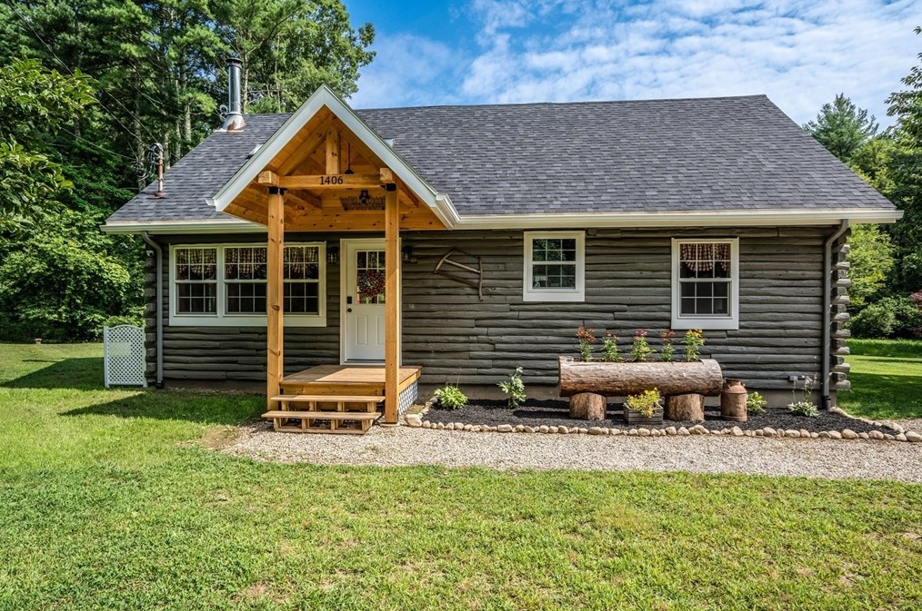 1406 Hixville Rd, Dartmouth MA  02747-1155 exterior