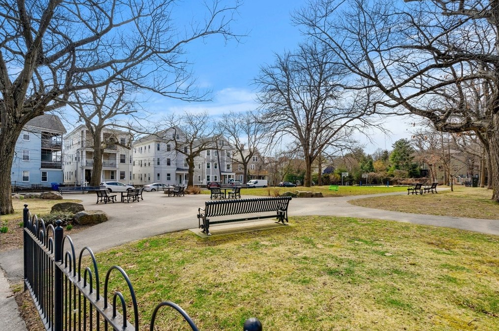 195 Cypress St, Brookline MA 02445-6751 exterior