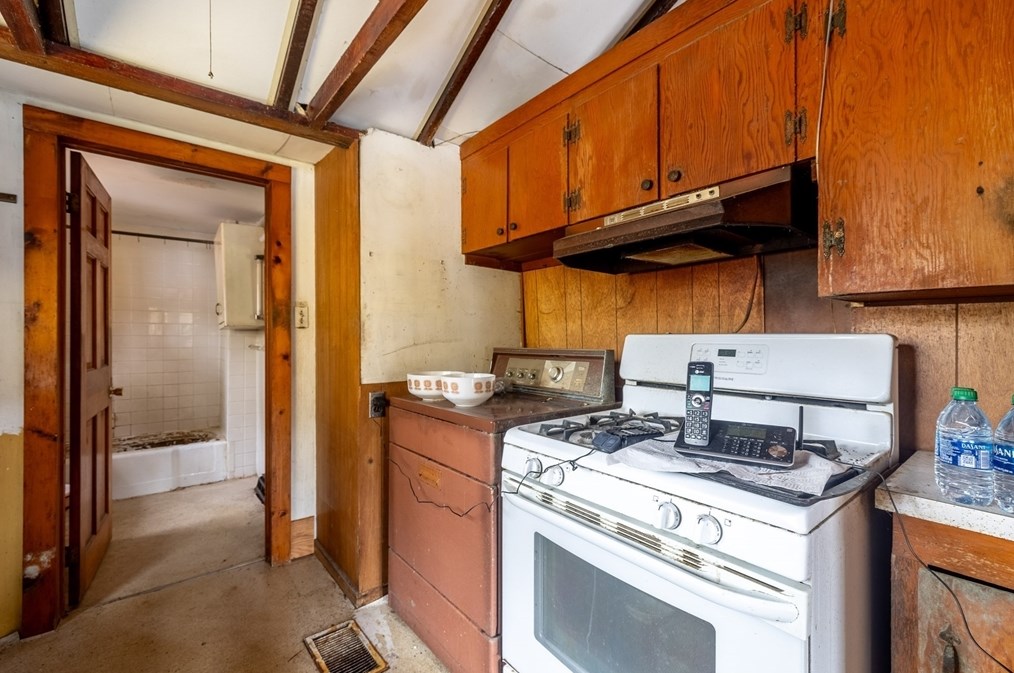 10 Wildwood Ave, Upton MA  01568-1513 exterior