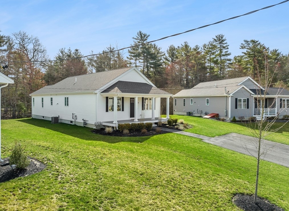 8 Magnolia Cir, East Bridgewater MA 02333-1583 exterior