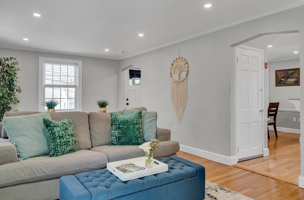 16 Beechwood Rd, Waltham MA  02453-6527 exterior