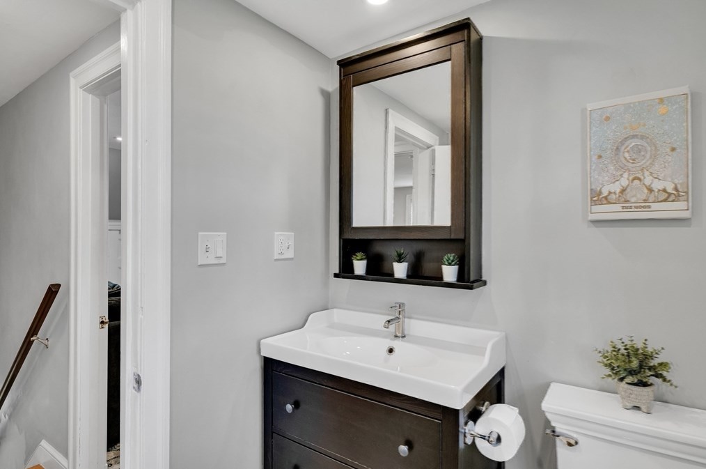 16 Beechwood Rd, Waltham MA  02453-6527 exterior