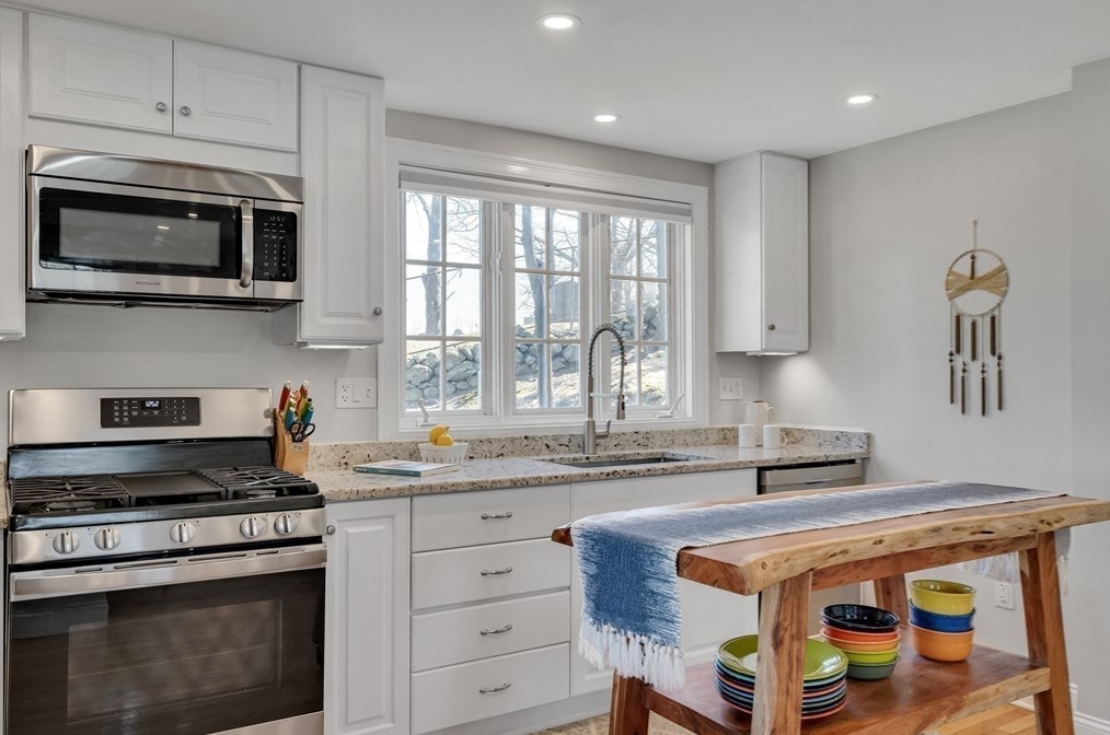 16 Beechwood Rd, Waltham MA  02453-6527 exterior