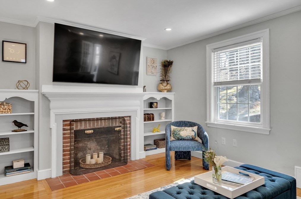 16 Beechwood Rd, Waltham MA  02453-6527 exterior