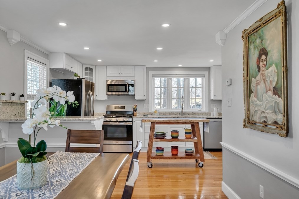 16 Beechwood Rd, Waltham MA  02453-6527 exterior