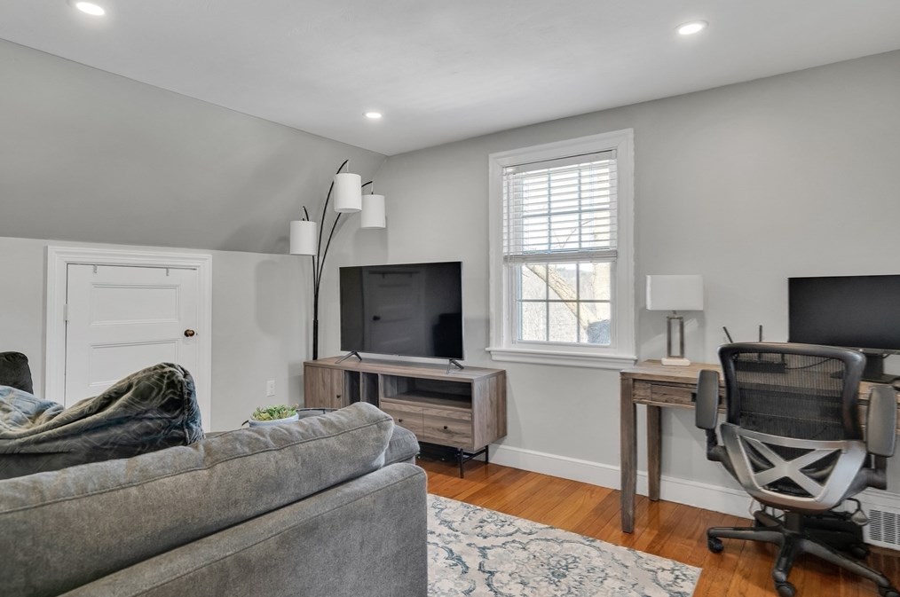 16 Beechwood Rd, Waltham MA  02453-6527 exterior