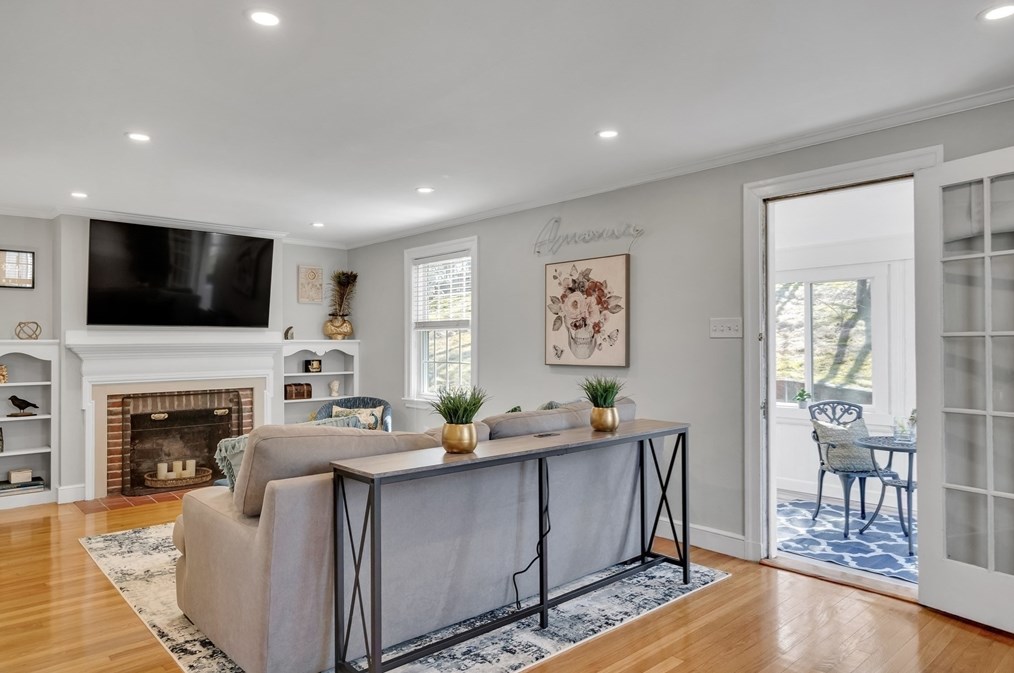 16 Beechwood Rd, Waltham MA  02453-6527 exterior