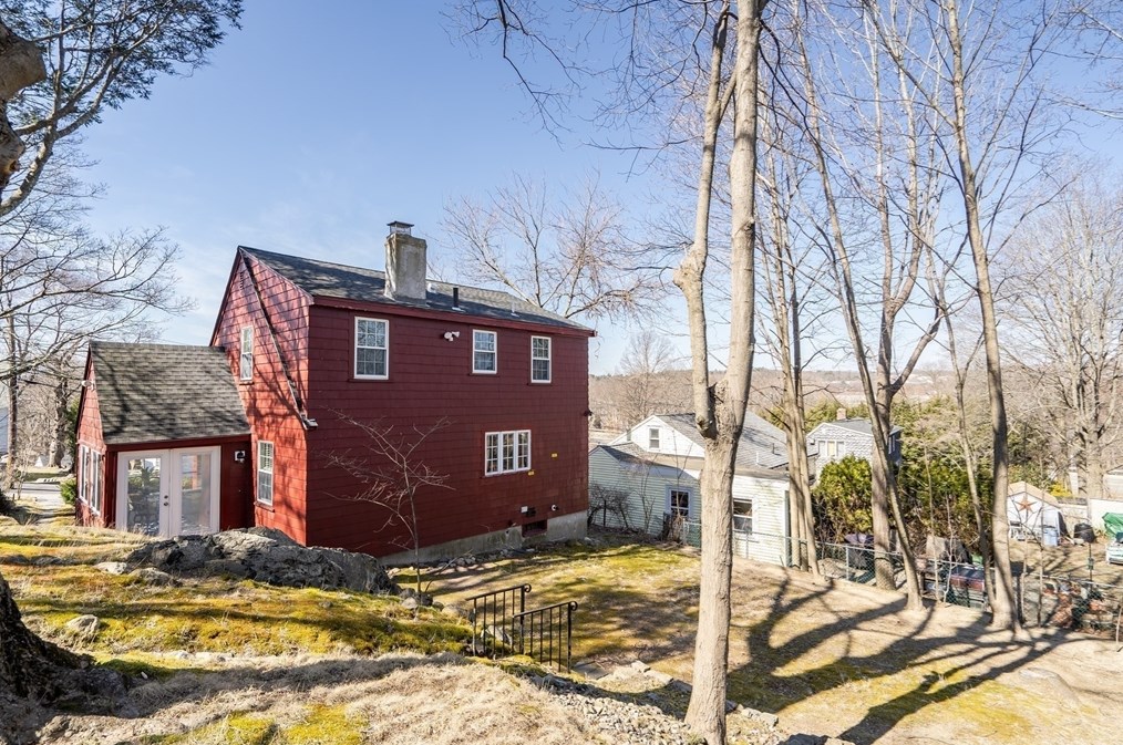 16 Beechwood Rd, Waltham MA  02453-6527 exterior