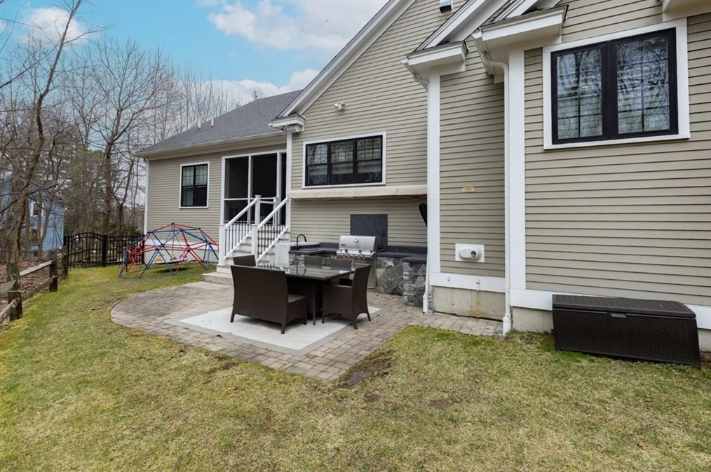 27 Bedford St, Burlington MA 01803-3725 exterior