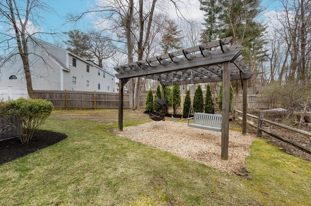 27 Bedford St, Burlington MA 01803-3725 exterior