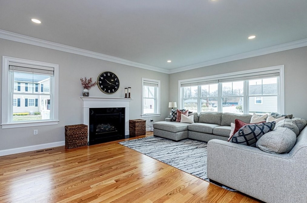 31 Newbridge Ave, Burlington MA  01803-4362 exterior