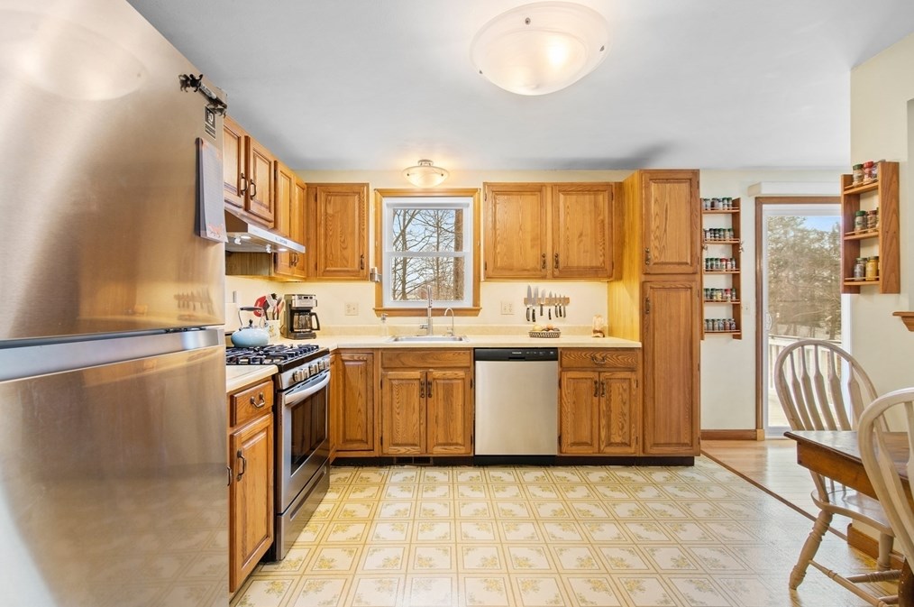 75 Emily Jeffers Rd, Randolph MA  02368-2831 exterior