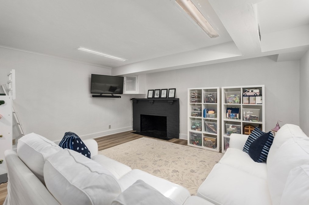 18 Sheldon Rd, Newton MA  02459-2738 exterior