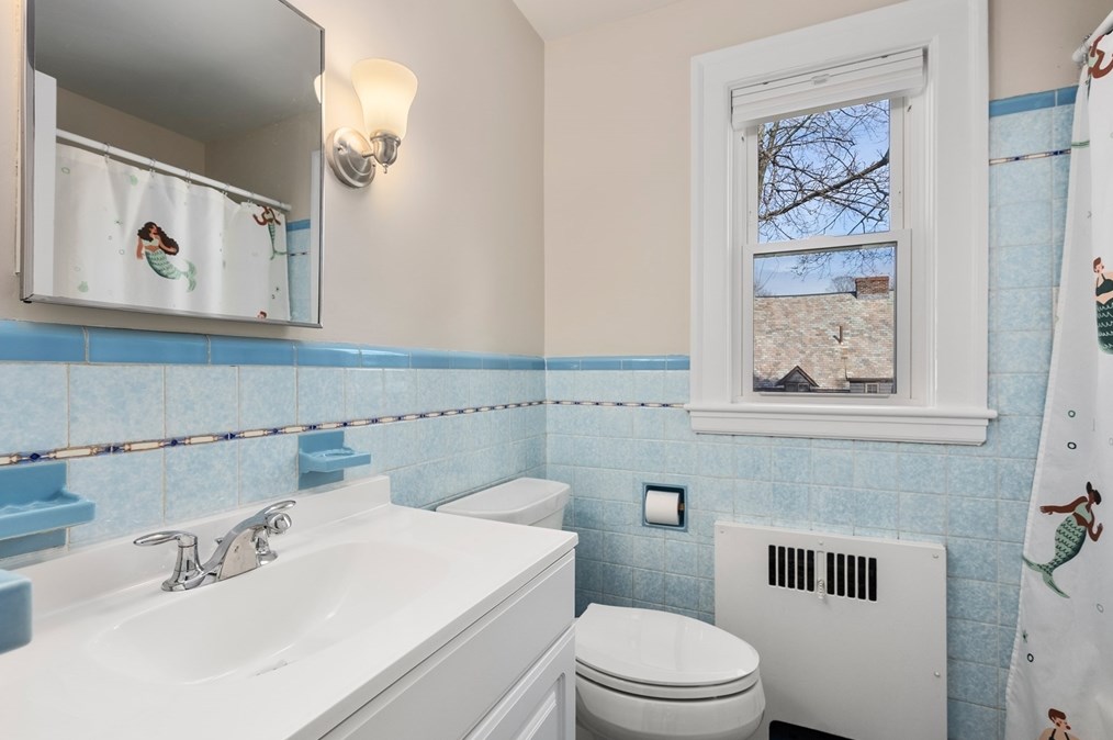 18 Sheldon Rd, Newton MA  02459-2738 exterior