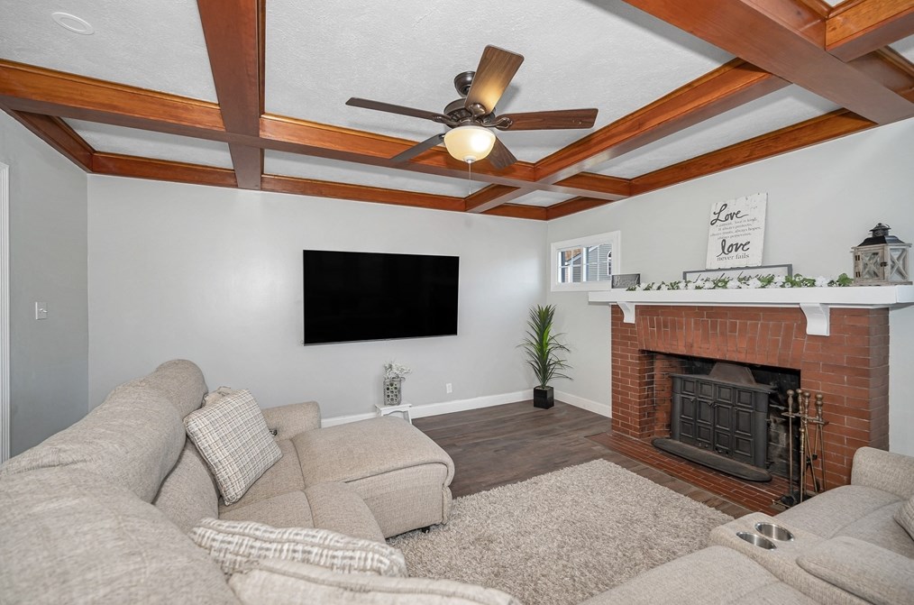 111 Lowell St, Methuen MA 01844-6824 exterior