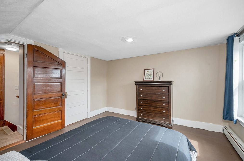 111 Lowell St, Methuen MA 01844-6824 exterior