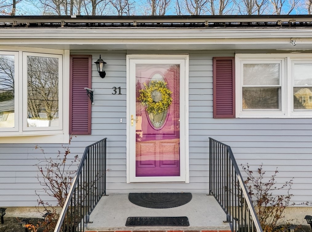 31 Cochrane Cir, Methuen MA  01844-3111 exterior