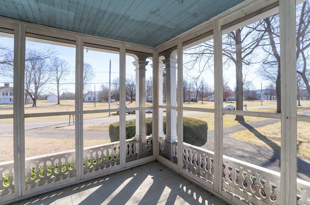 25 St, Hadley MA 01035-9502 exterior