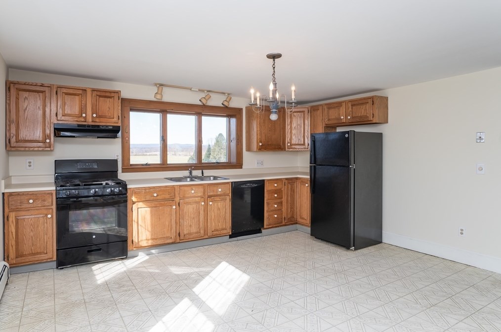 25 St, Hadley MA 01035-9502 exterior