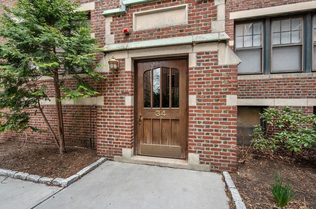 34 Ash St, Cambridge MA  02138-4800 exterior