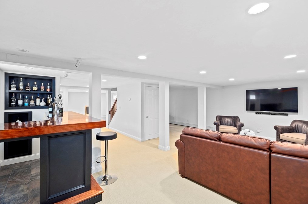 7 Camelot Dr, Hingham MA  02043-4861 exterior