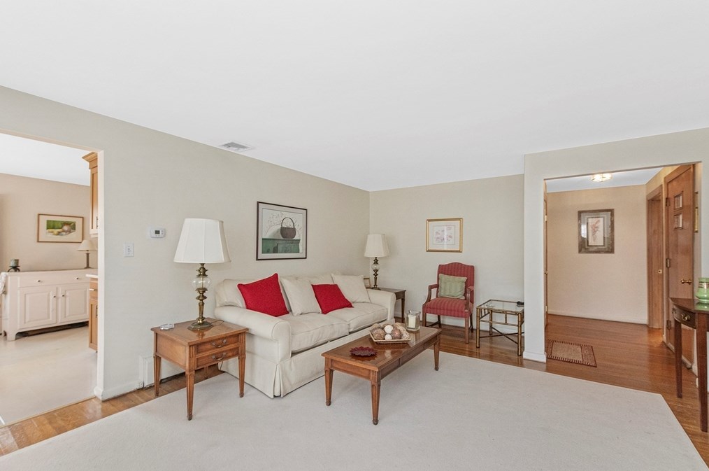 18 Evergreen Rd, Needham MA 02494-3142 exterior