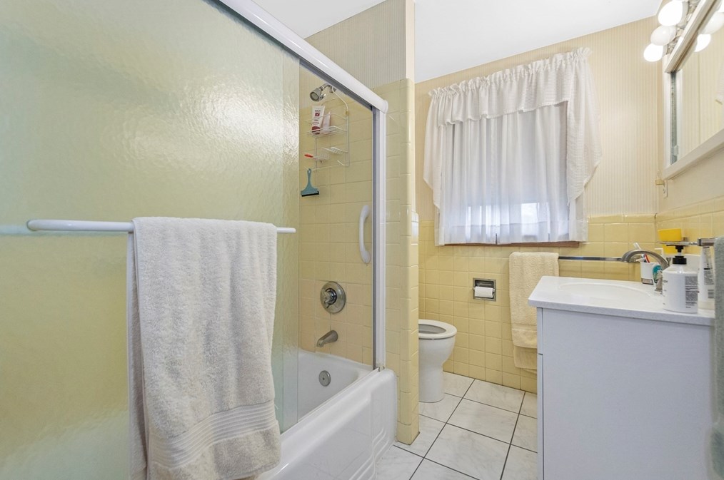 18 Evergreen Rd, Needham MA 02494-3142 exterior