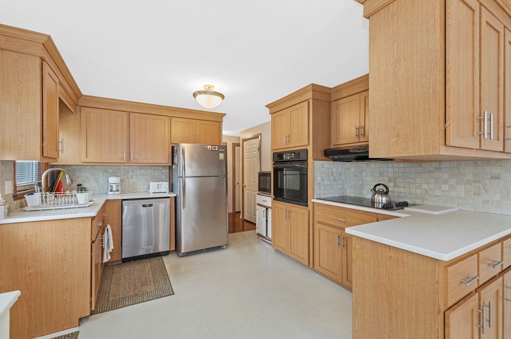 18 Evergreen Rd, Needham MA 02494-3142 exterior