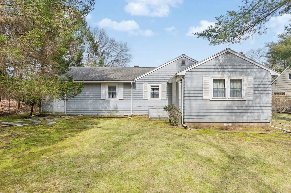 18 Evergreen Rd, Needham MA 02494-3142 exterior