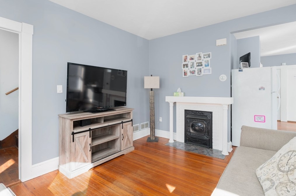 293 Earle St, New Bedford MA 02746-1813 exterior