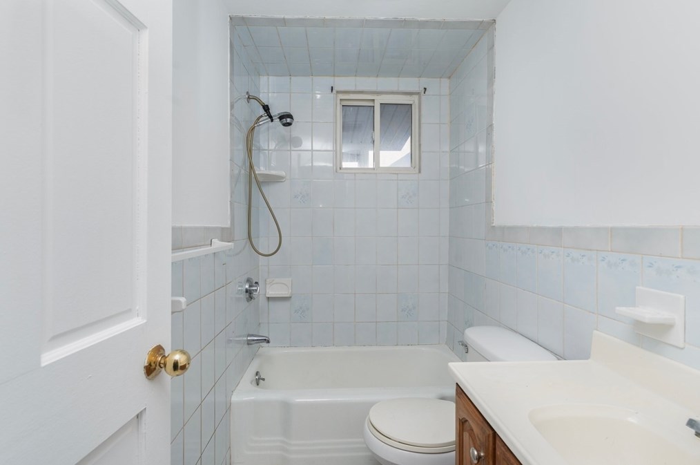 293 Earle St, New Bedford MA 02746-1813 exterior