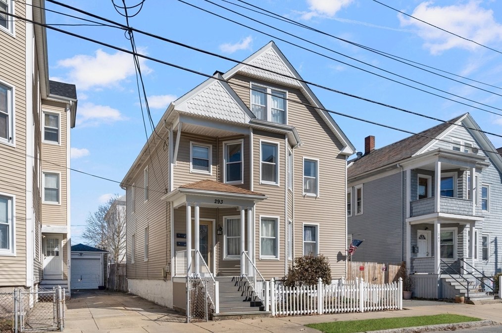 293 Earle St, New Bedford MA 02746-1813 exterior