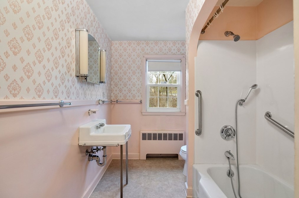 668 Burncoat St, Worcester MA 01606-1175 exterior