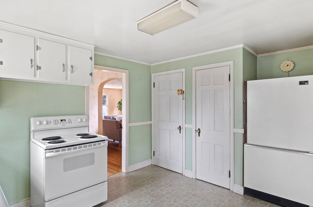 668 Burncoat St, Worcester MA 01606-1175 exterior