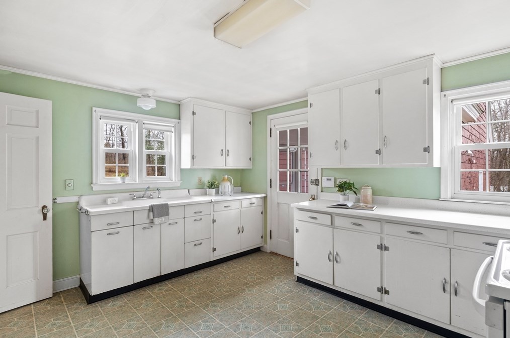 668 Burncoat St, Worcester MA 01606-1175 exterior