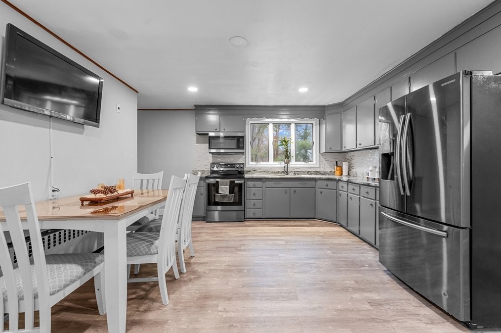 13 Stearns Ave, Leominster MA 01453 exterior