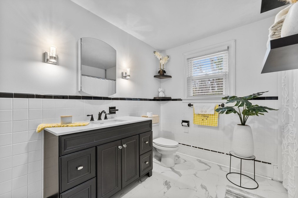 13 Stearns Ave, Leominster MA 01453 exterior