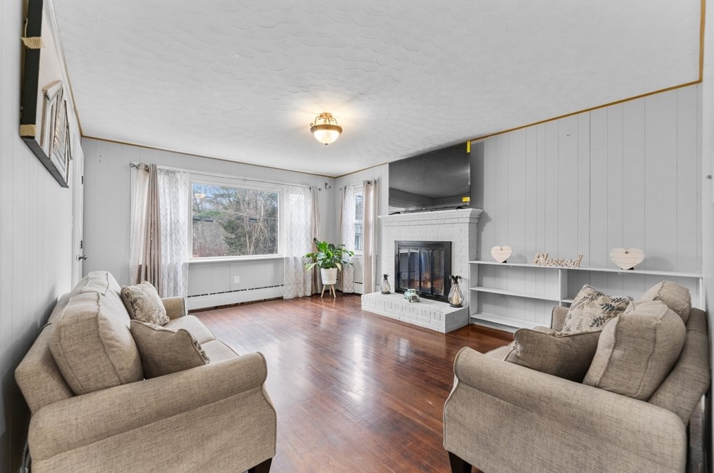 13 Stearns Ave, Leominster MA 01453 exterior