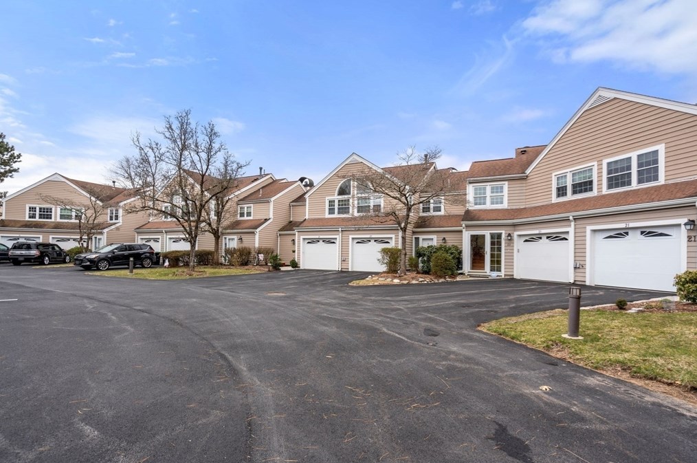 27 Clear Pond Dr, Walpole MA 02081-4311 exterior